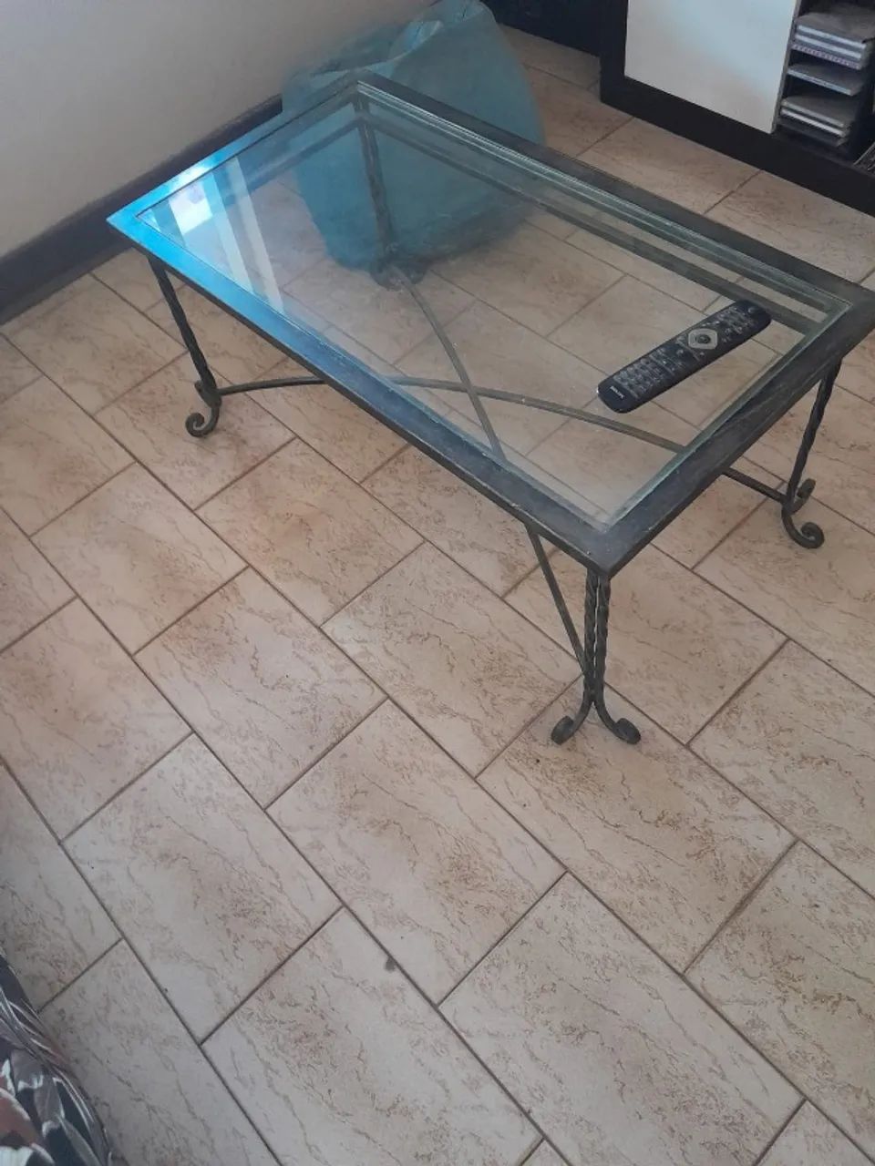 Cadeiras com pés de Ferro e mesa de centro. - Foto 2