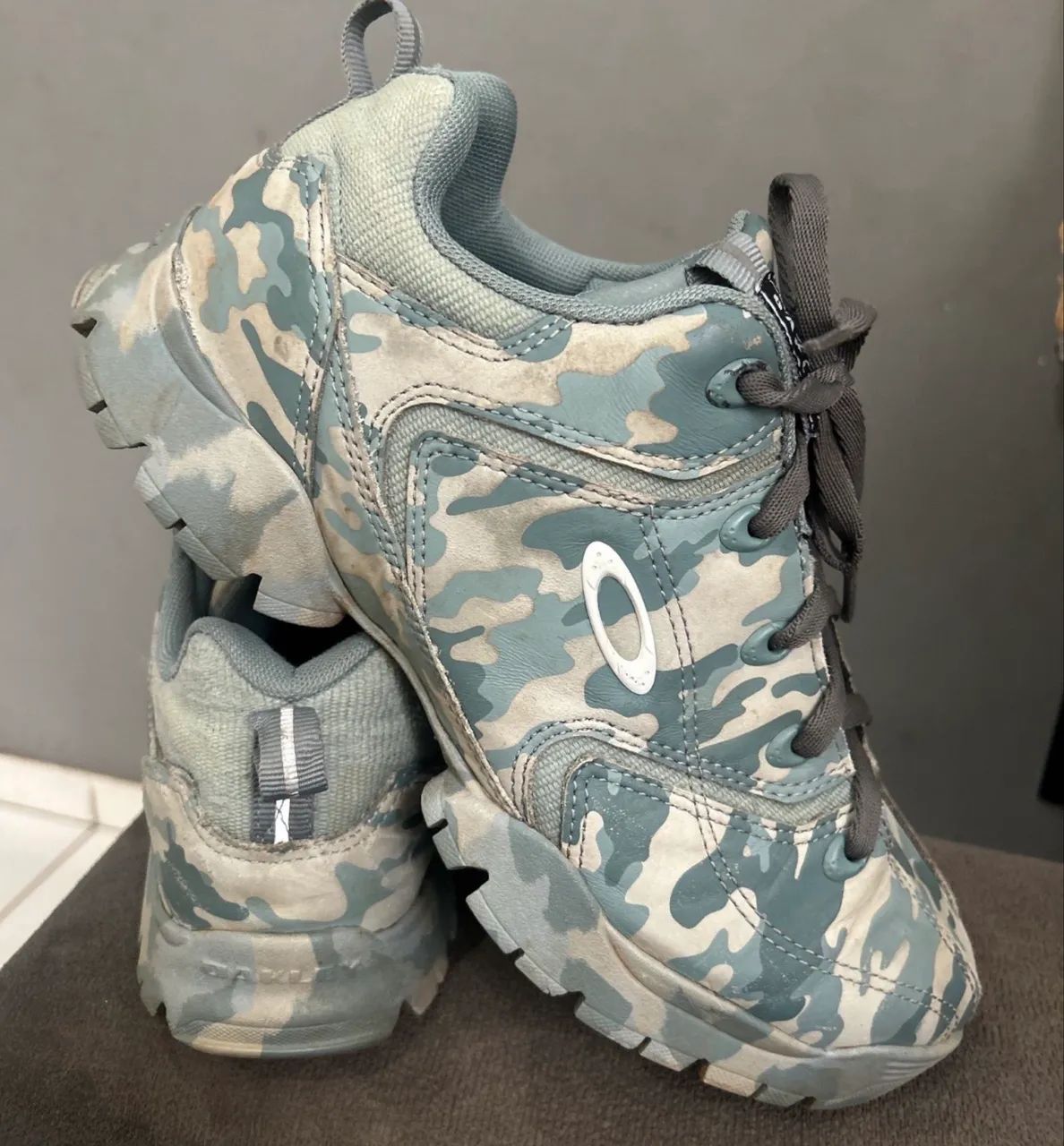 bota oakley flack low  camuflada 42