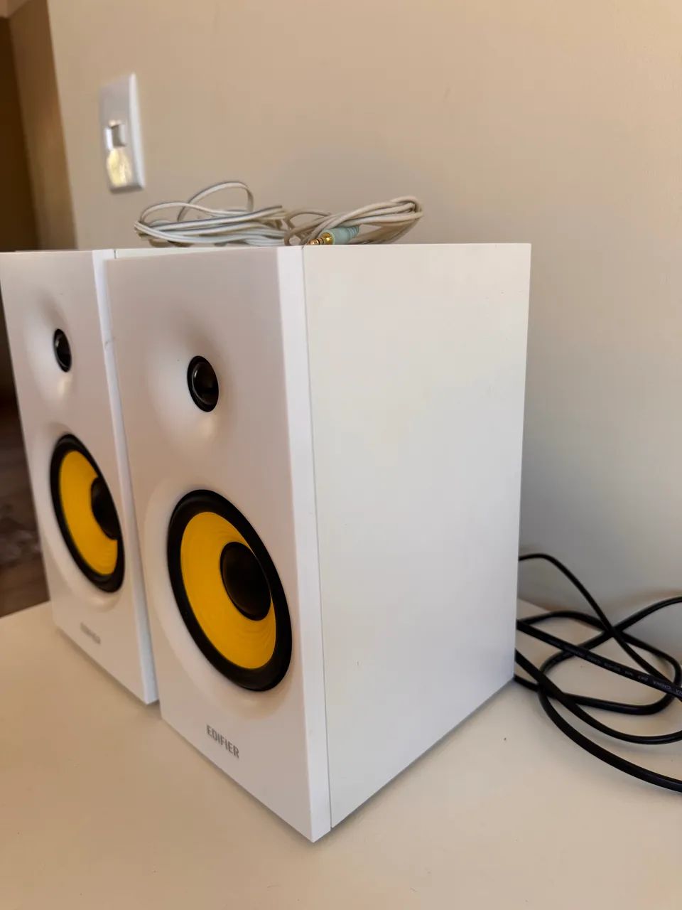 Caixa de som Edifier R1080BT branco  - Foto 3