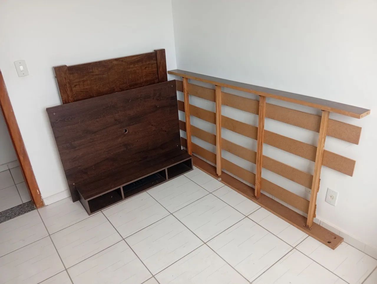 Cama solteiro e painel para tv