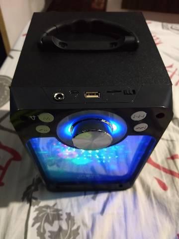 Caixa de som nova com controle e bluetooth