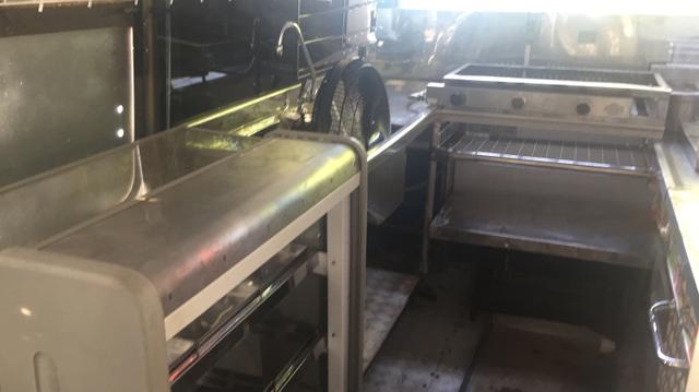 Micro ônibus Mercedes 814 ano 1997 transformado internamente food truk - Foto 2