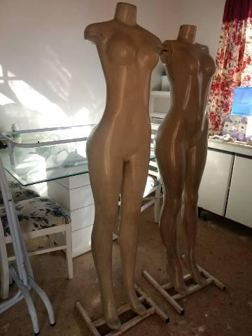 2 MANEQUINS E UM PROVADOR