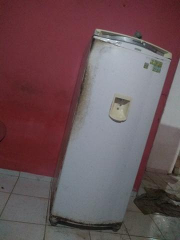 Uma geladeira de segunda