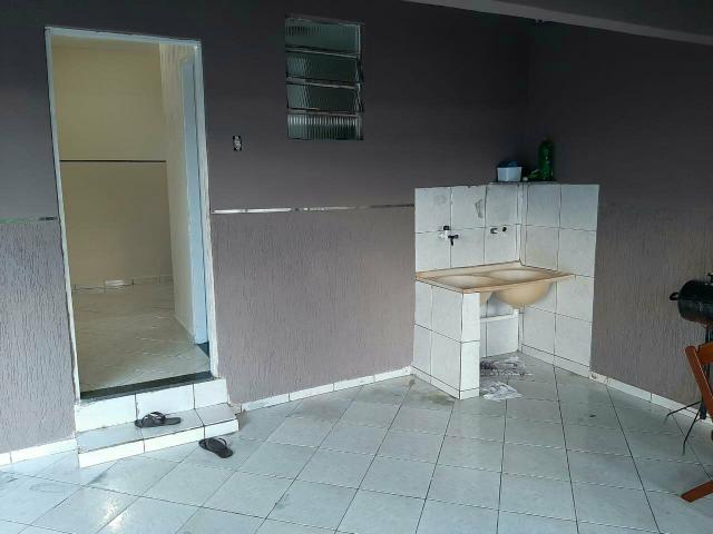 Aluga-se casa com 2 quartos e quintal grande - Foto 3