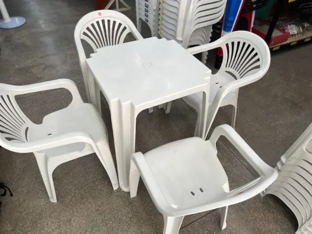 Jogo de mesa cadeira com braço branca nova pra festas partir de 181 reais cada