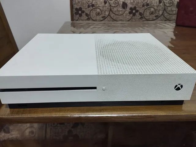 Xbox One S com controle e GTA5