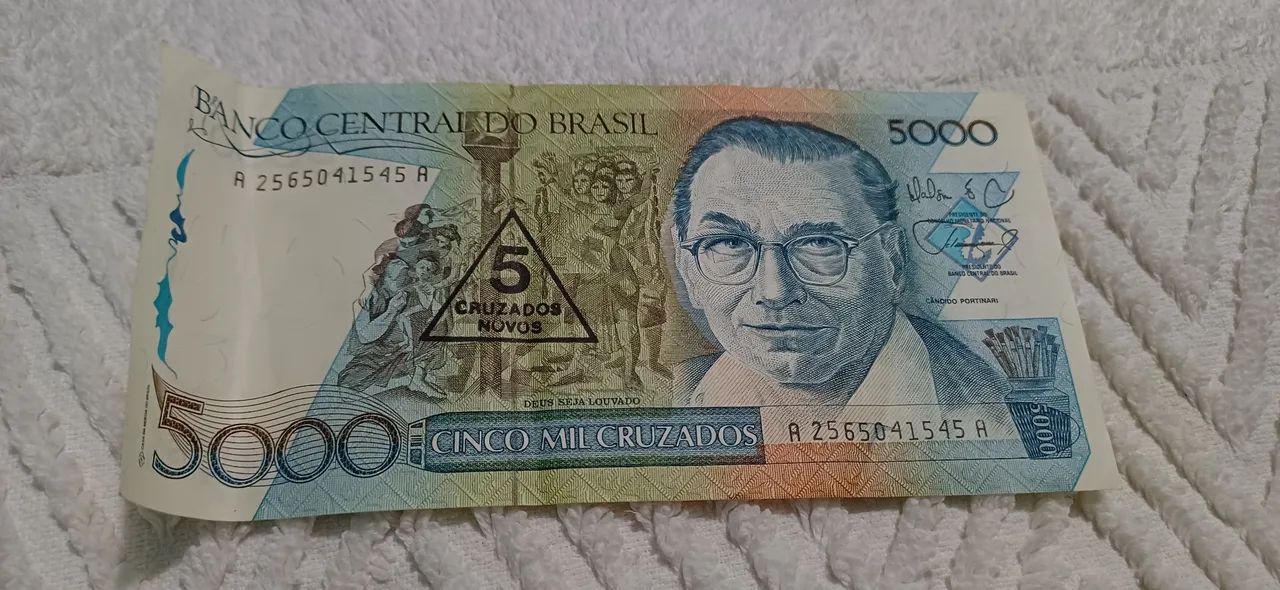 Cédulas e moedas antigas em ótimo estado