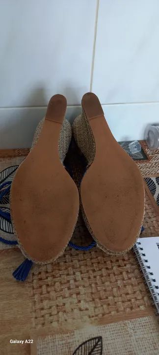 Sandálias azuis com amarração - Foto 4