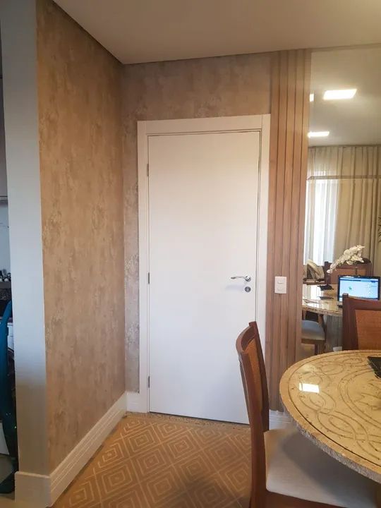 Aplicação de Adesivos e Papel de Parede