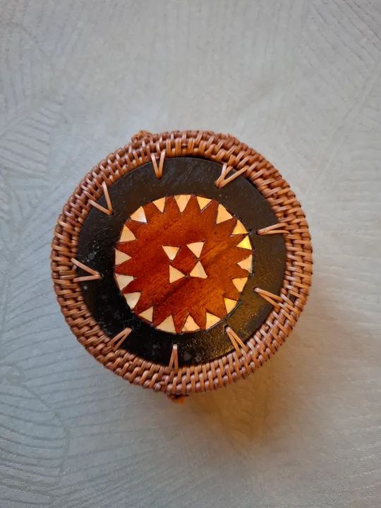 Caixinha de madeira artesanal nova, com detalhe em marchetaria, comprada em Bali  - Foto 5