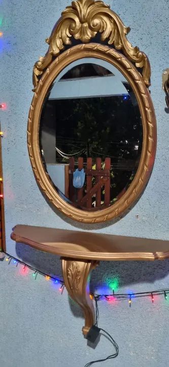 Espelho de Parede Decorativo com Moldura Dourada