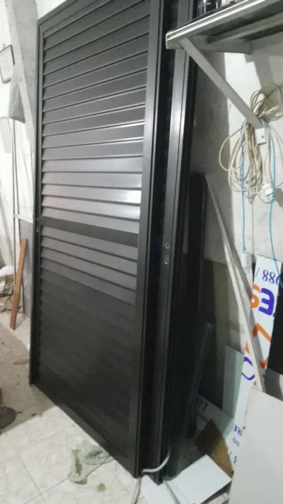 PORTAS EM ALUMÍNIO PRETO FOSCO BRANCO  - Foto 6