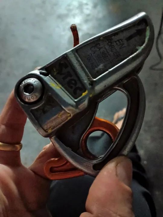 Trava queda, ascensor de punho e descensor 