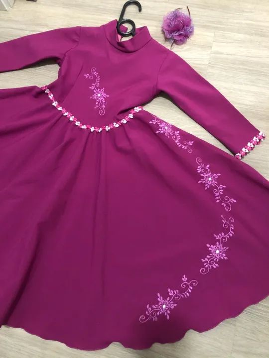 Vestido de prenda bordado, com grampo pro cabelo - Foto 2