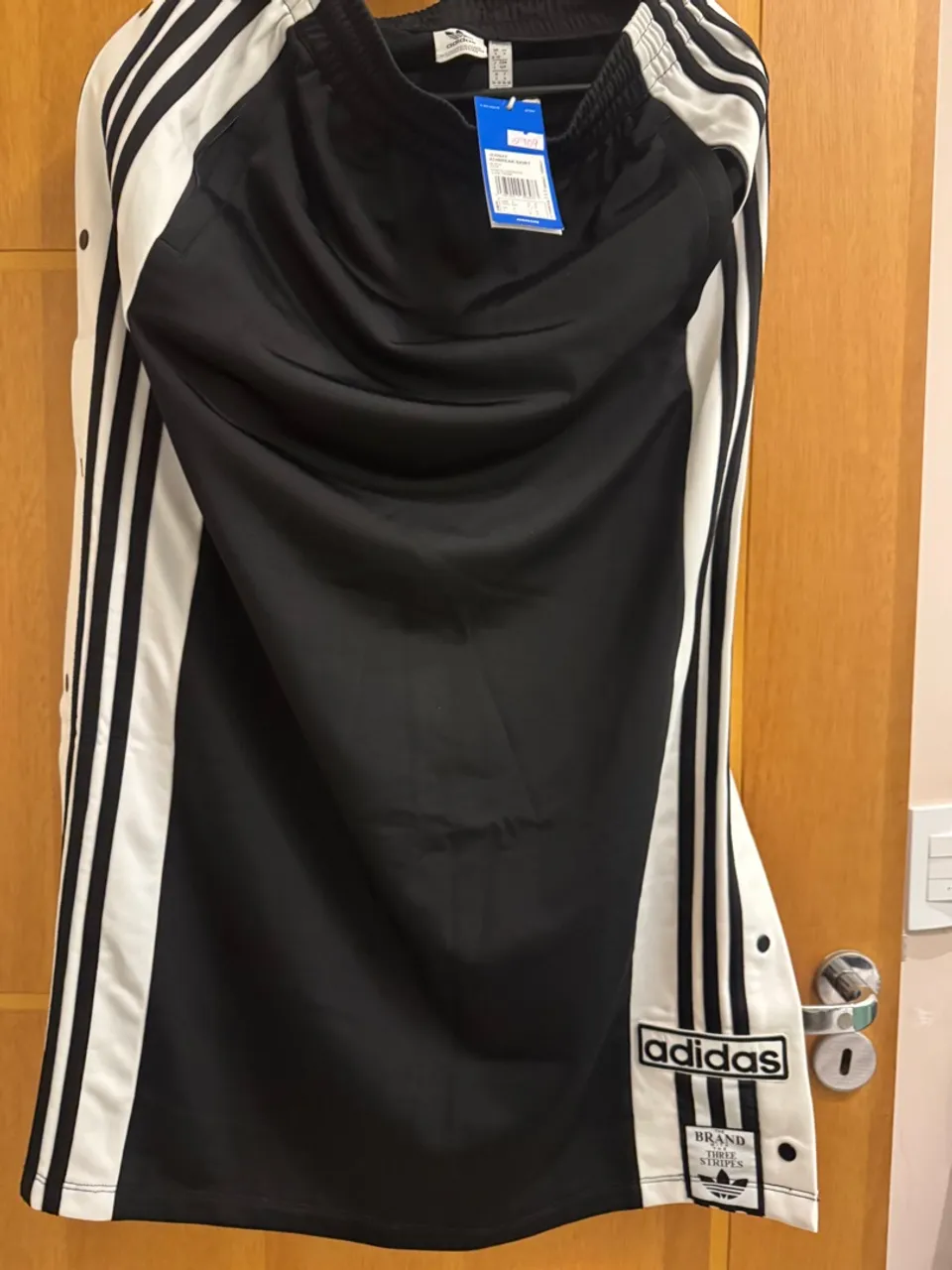 Saia Adidas Originals com listras