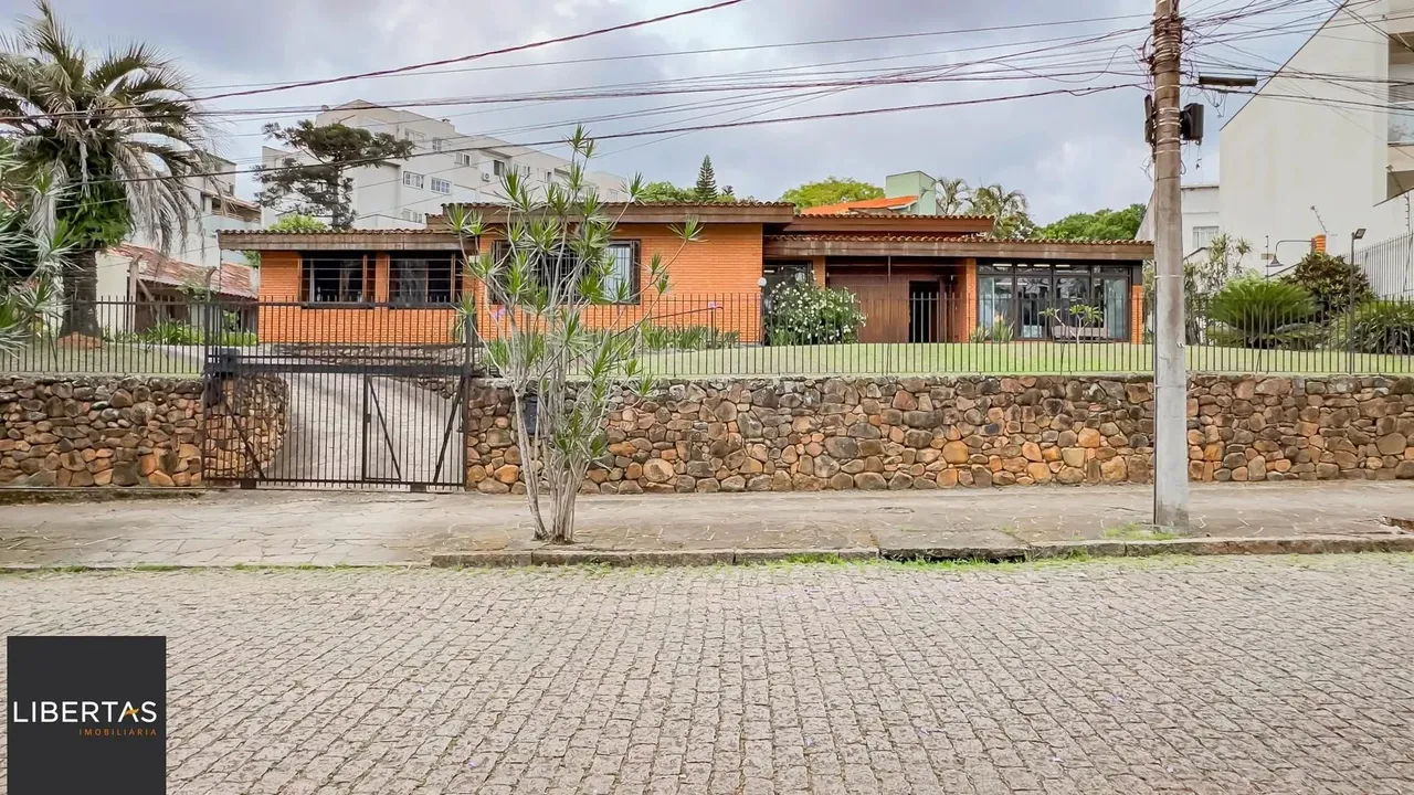 Casa com 3 quartos e 313m² à venda em Chácara das Pedras, Porto Alegre. Rua Joao Paetzel,