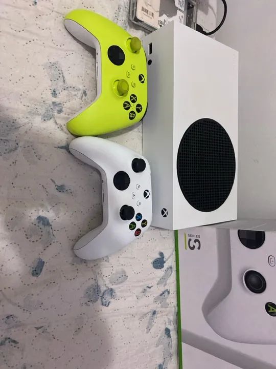 Xbox Series S - 512GB - Dois Controles - Com varios jogos - Carregador de pilha - Foto 3