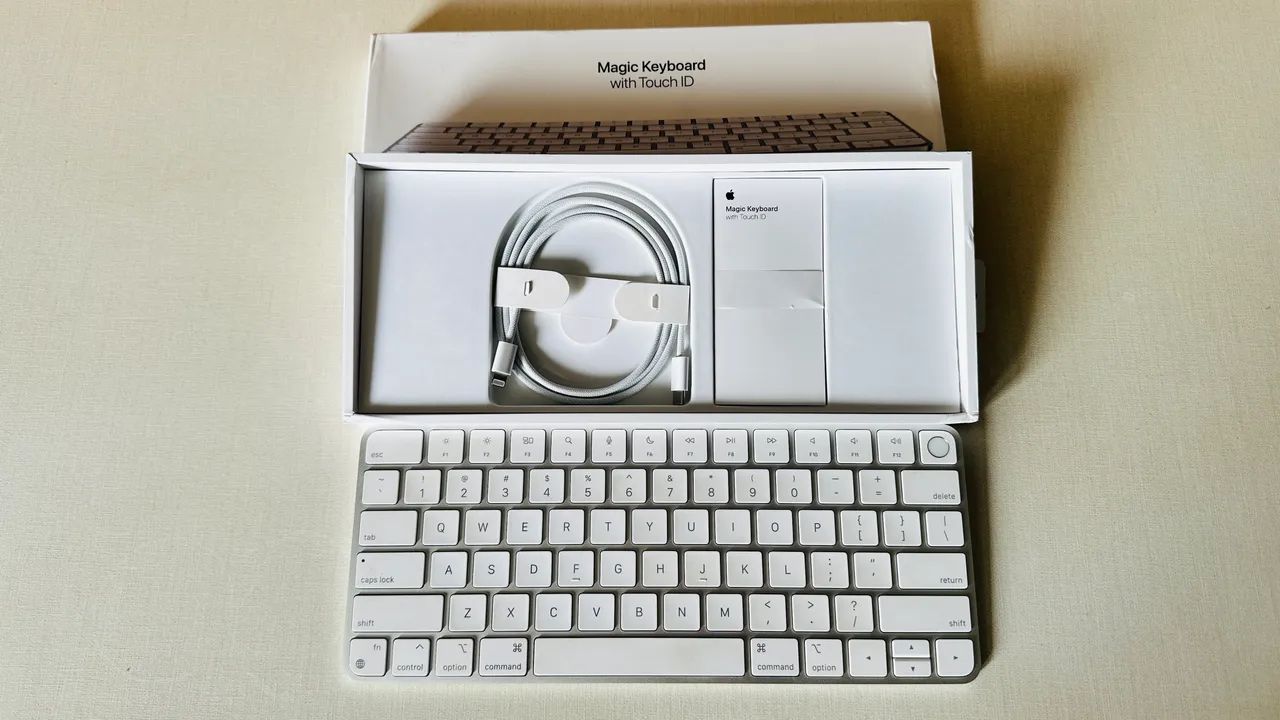 Apple Magic Keyboard com Touch ID - Periféricos e Acessórios de