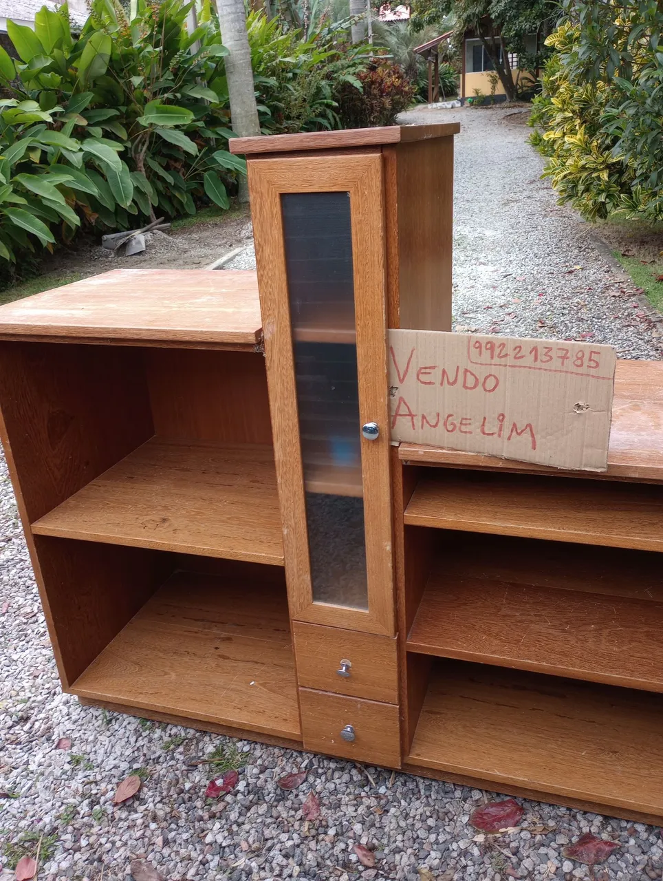 Móvel de madeira com prateleiras e porta de vidro
