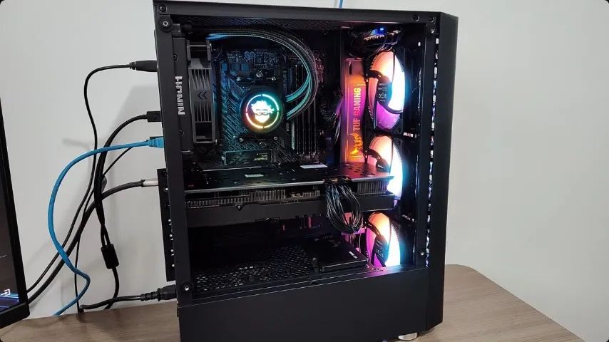 PC Gamer novinho, com Ryzen 7, RX6700XT, 32GB RAM e dois SSDs.
