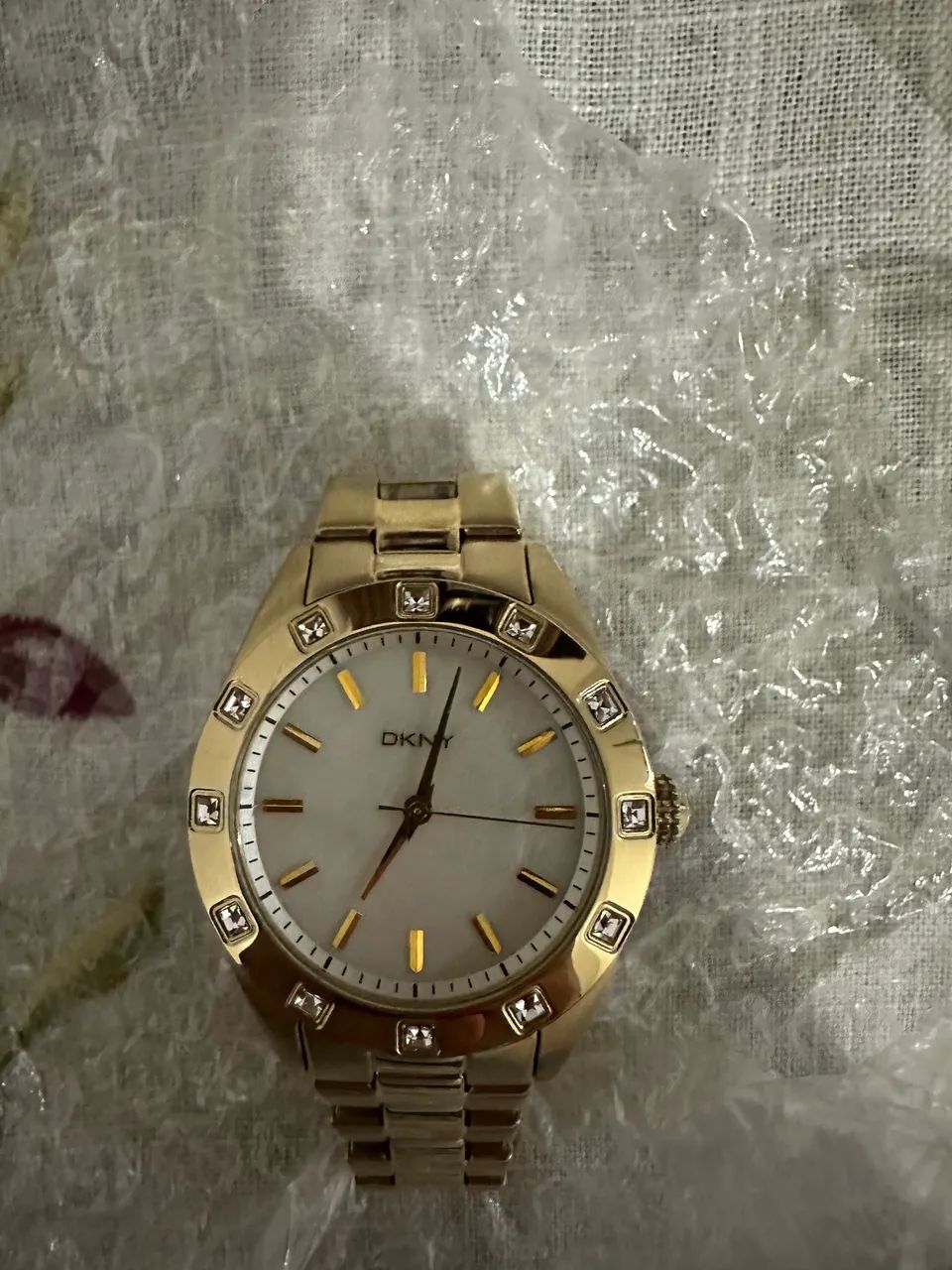 Relógio DKNY Jitney dourado  - Foto 5