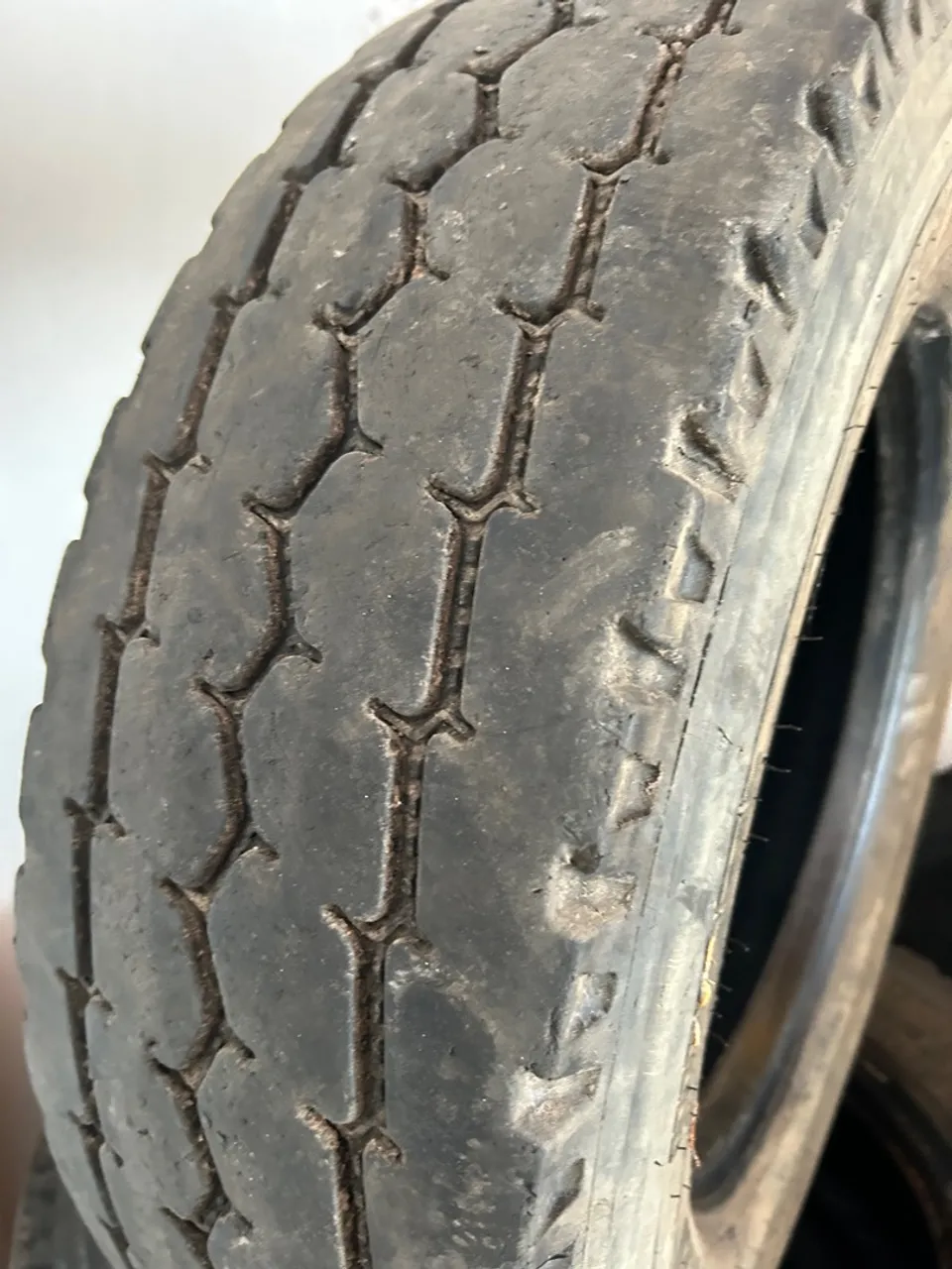 2 PNEUS 215/75R17.5 PIRELLI SEMI-NOVOS