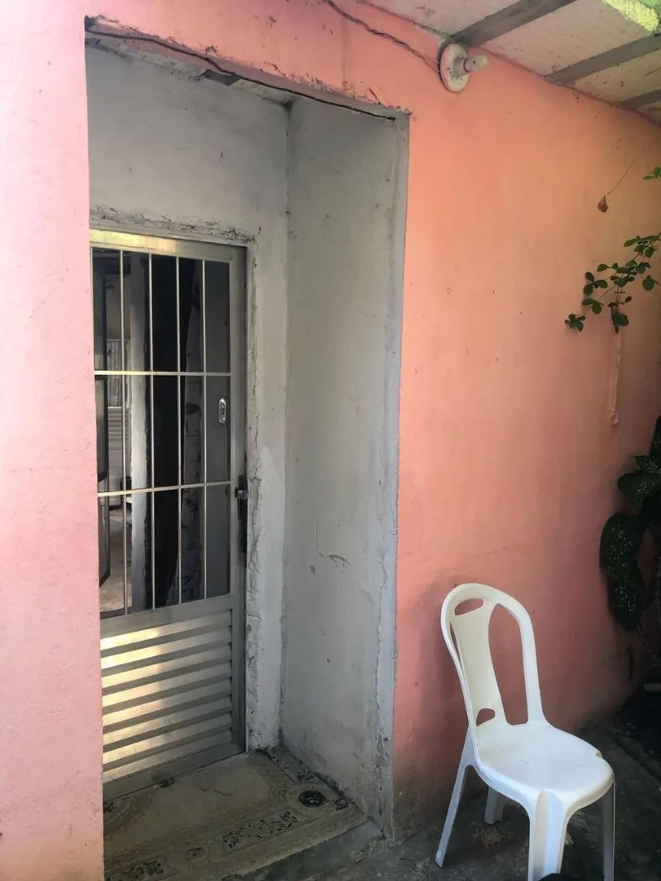 Vende-se duas casas uma pronta e outra em ponto de laje.