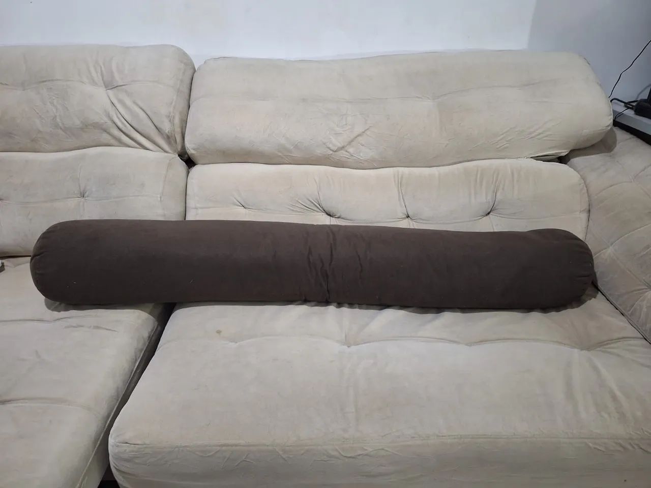 Almofada cilíndrica marrom - Foto 2