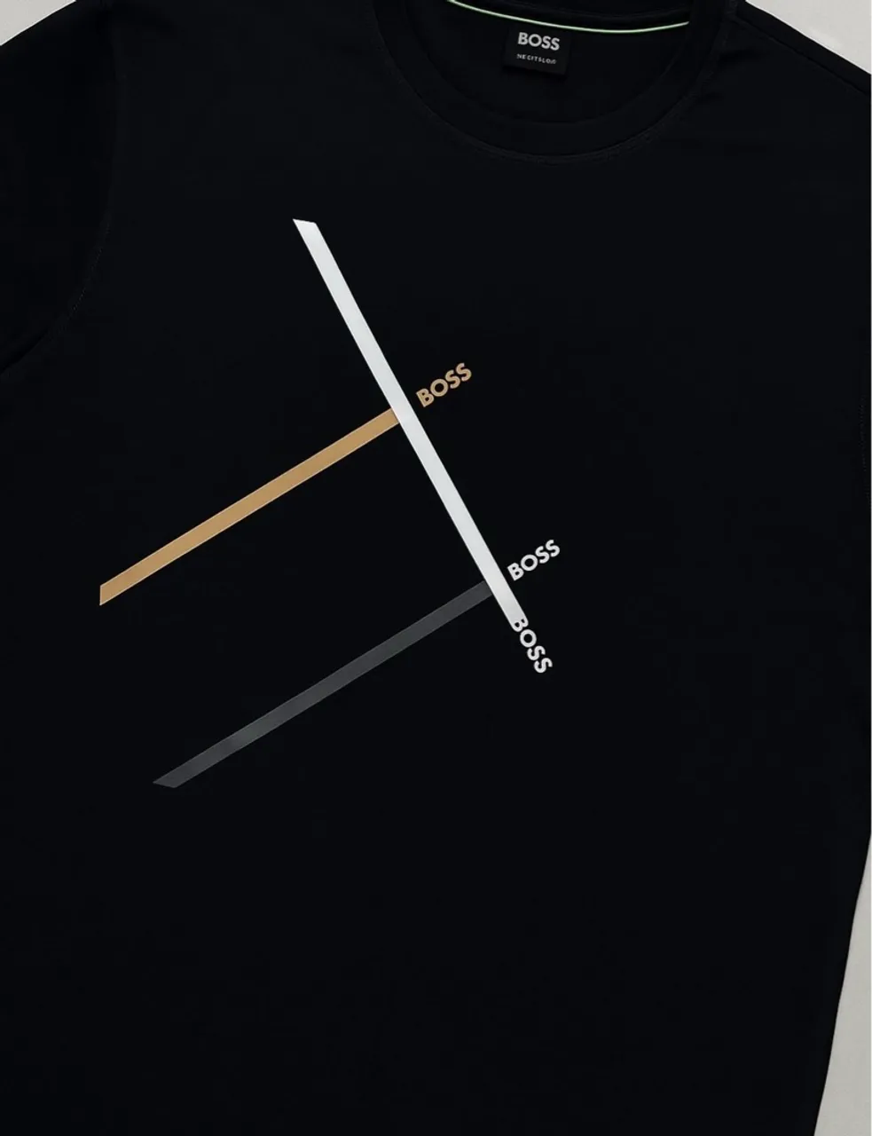 Camiseta BOSS Masculina - Design Moderno