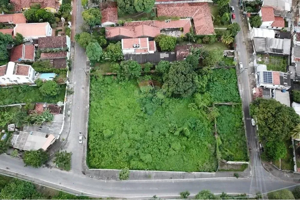 "Terreno Comercial em Casa Forte: 4800m² Disponíveis"