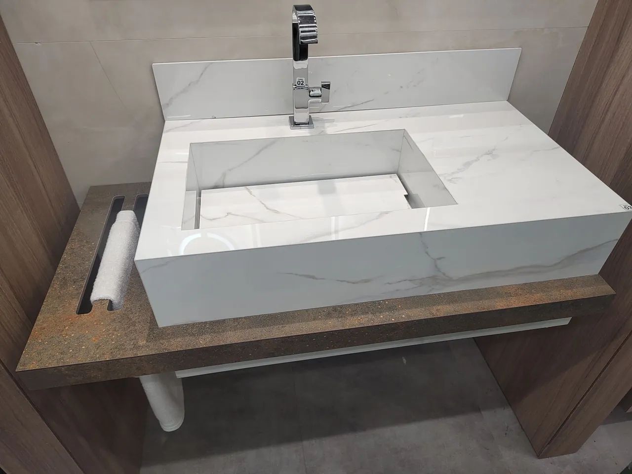 Lavatório esculpido em porcelanato 