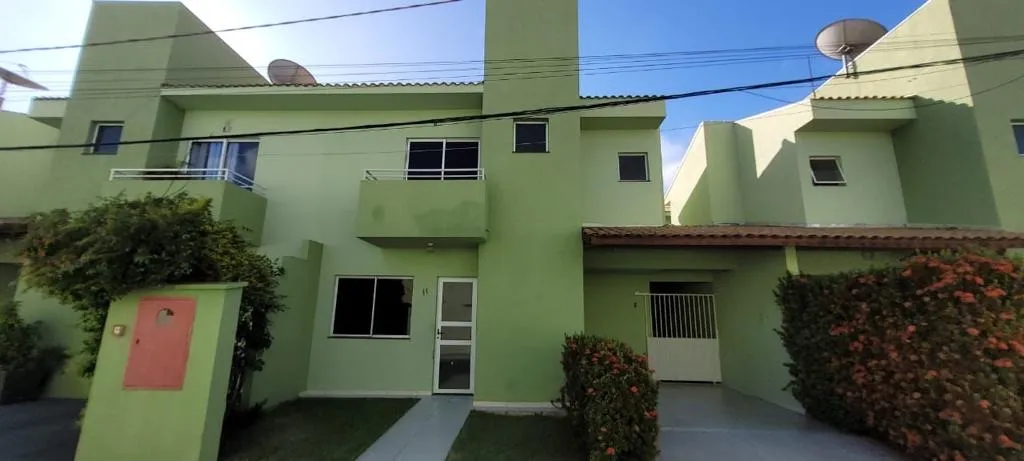 Aluga-se casa em condomínio 