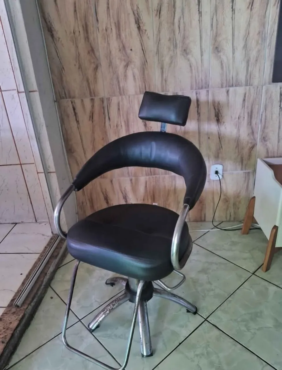 Cadeira Giratória Preta com Encosto de Cabeça