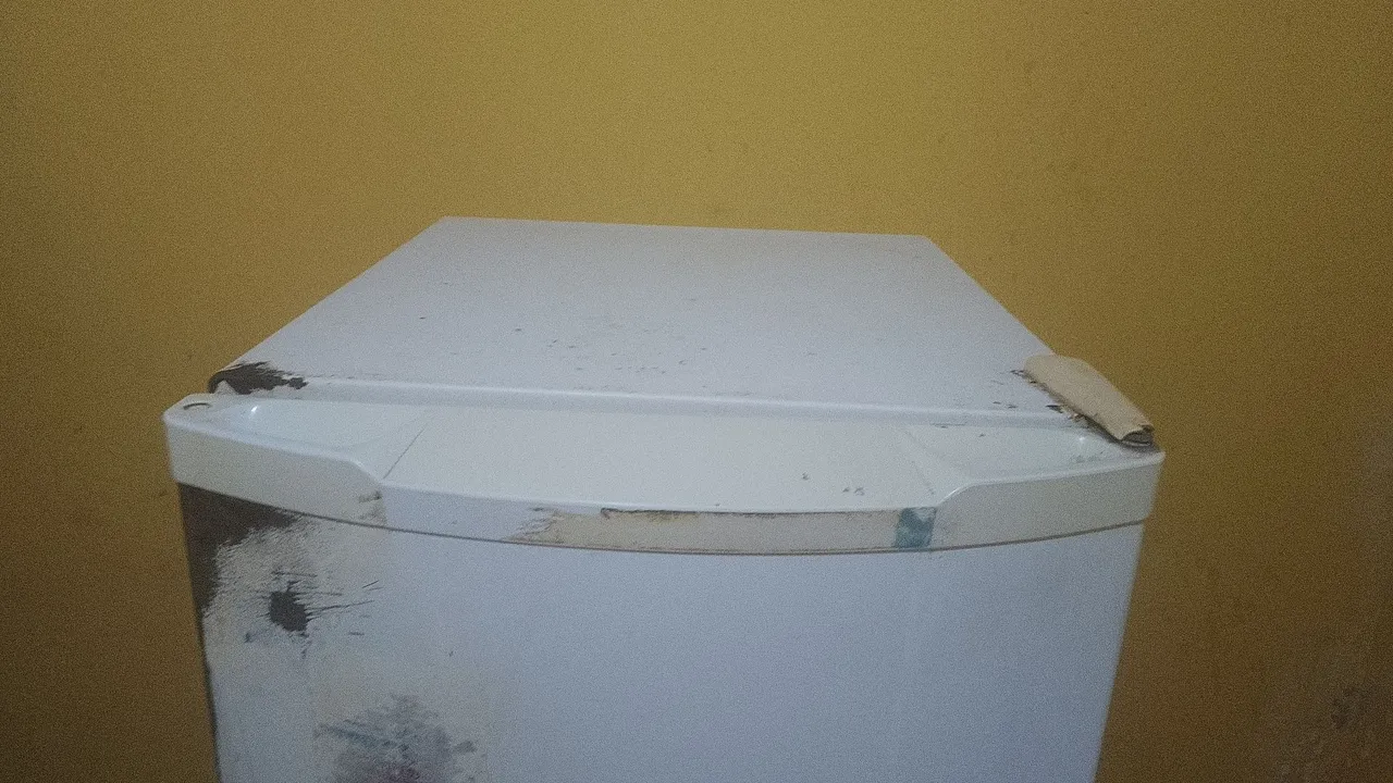Geladeira Pequena em Ótimo Estado!