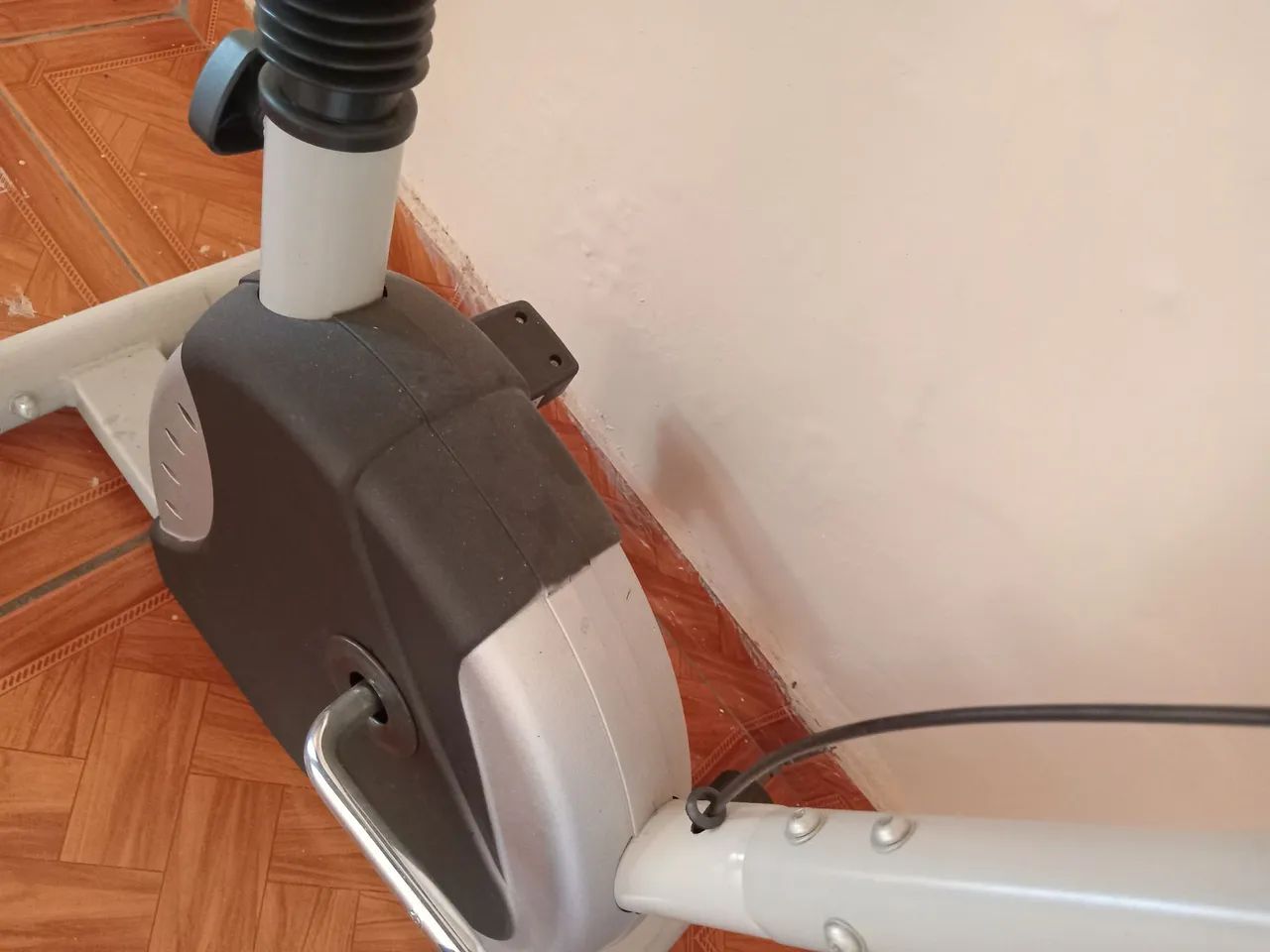 Bicicleta Ergométrica - Ótima para treinar em casa - Foto 4