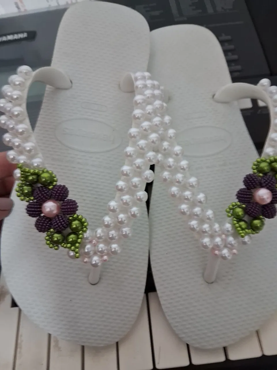 Sandálias Havaianas customizadas com pérolas