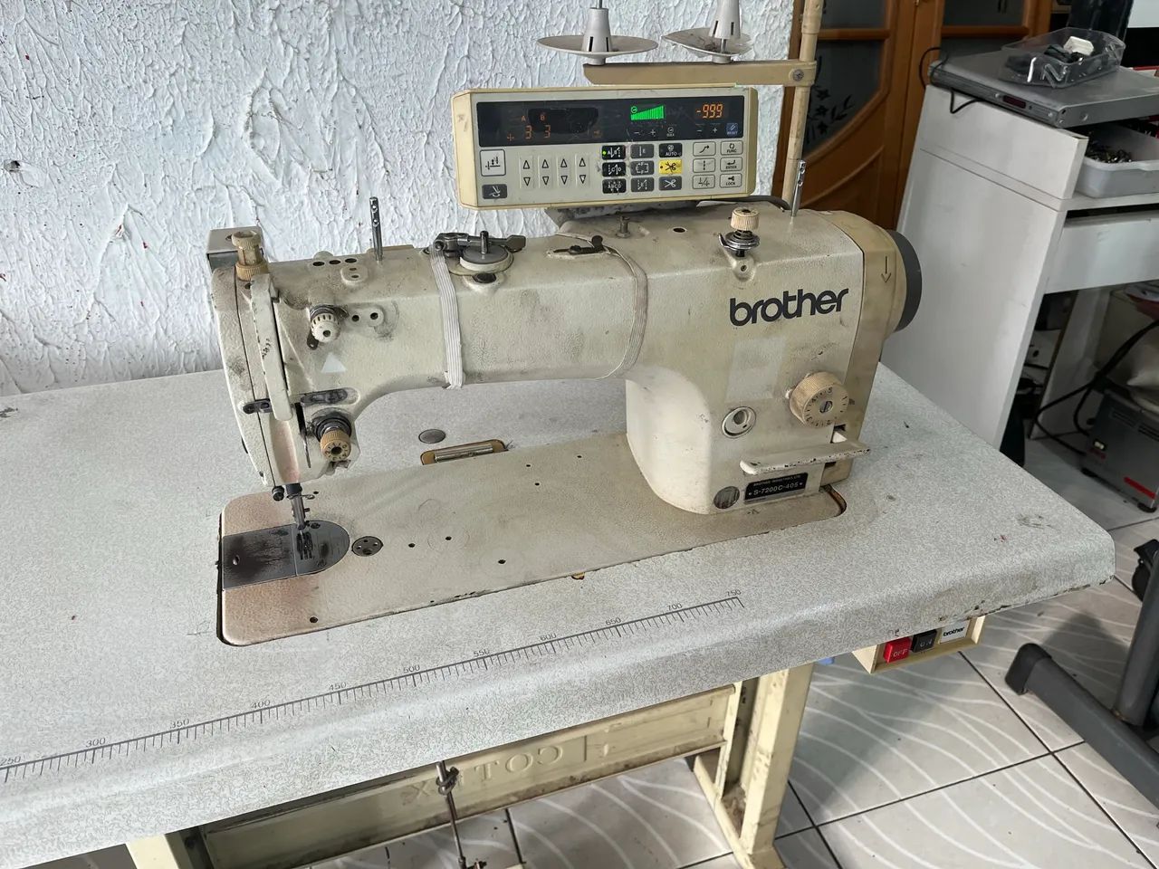 máquina de costura industrial Brother usada mod S 7200C 405 - Foto 2