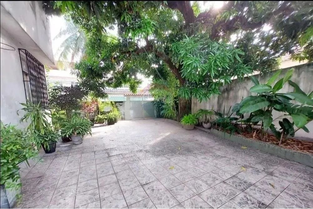 Casa dois andares com quintal, vaga para três garagens, dois banheiros, três quartos, area - Foto 3