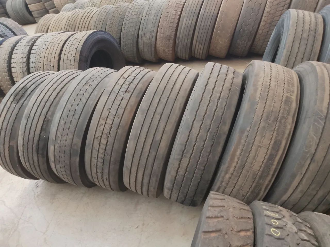 Vende-se pneus 295/80R22. 5 usados  - Foto 2