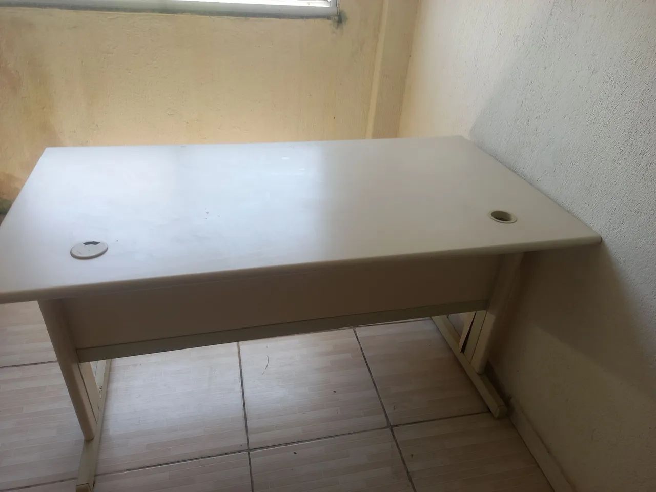 Mesa de escritório semi nova com dua gavetas