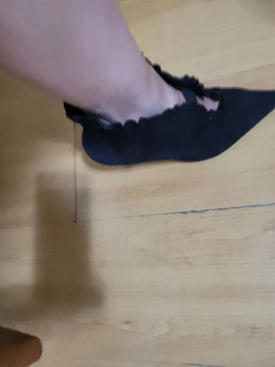 Bota preta de salto alto e cano baixo - Foto 2