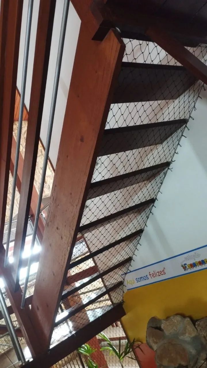 Escada com rede de proteção 