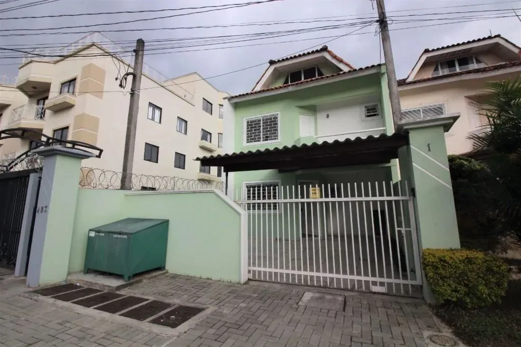 Sobrado com 3 Quartos para alugar, 120 m² por R$ 3.699/mês - Santa Felicidade - Curitiba/P