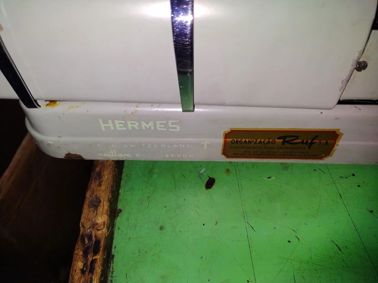 Máquina de Escrever Hermes, operacional, faltando tampas