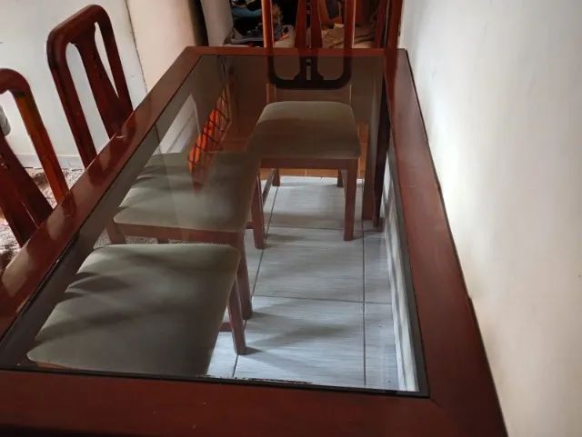 Mesa com tampo de vidro com 8 cadeiras madeira maciça linda - Foto 5