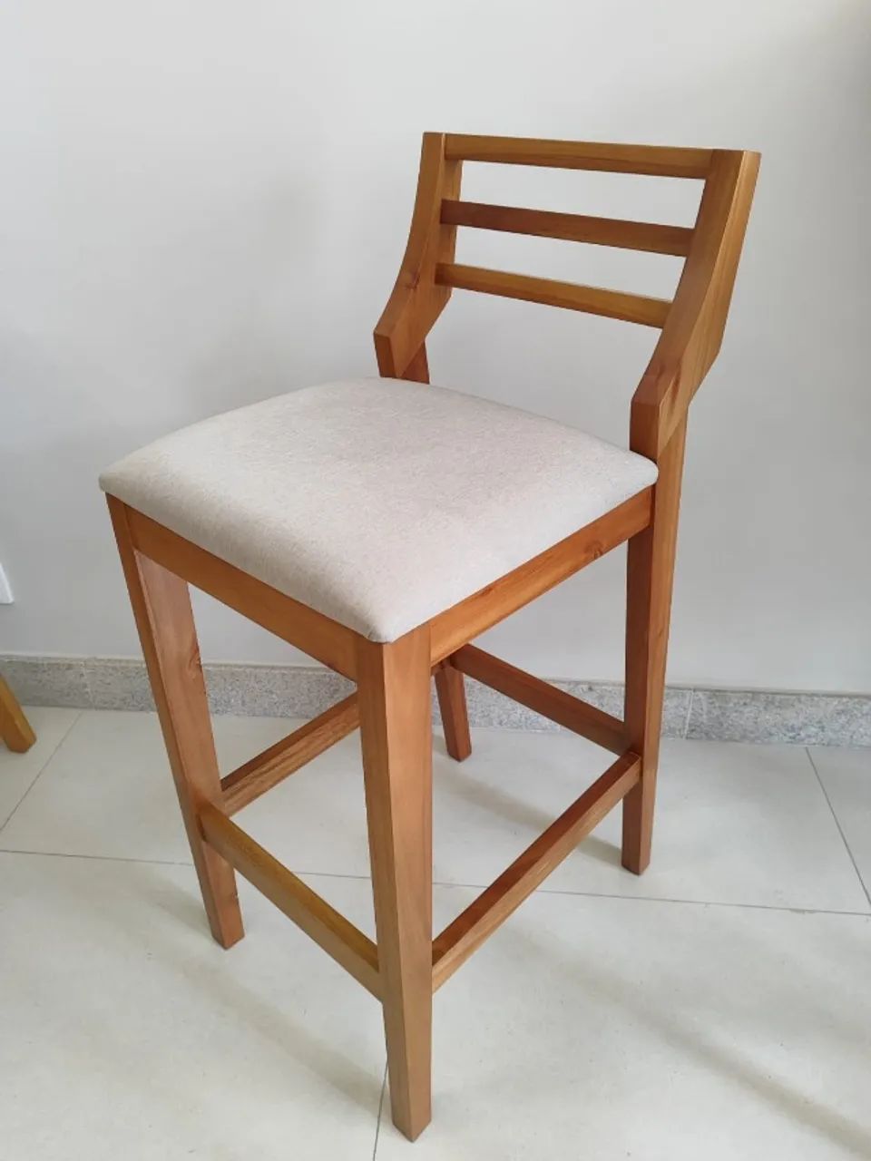 Banquetas lindíssimas, madeira maciça, grande resistência