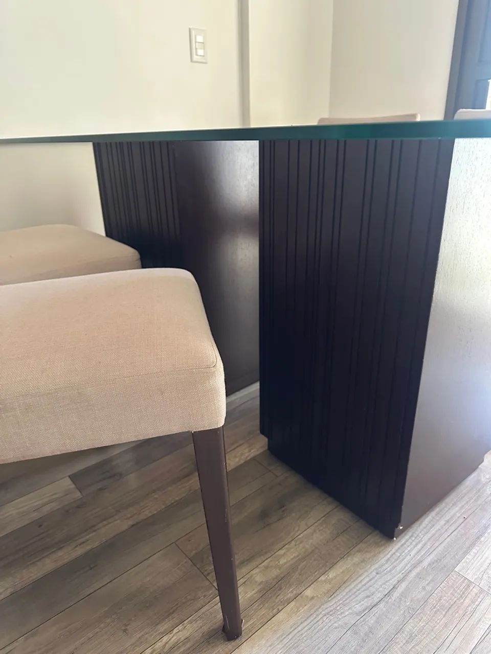 Mesa de Jantar Moderna com Tampo de Vidro