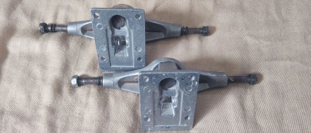 Trucks Liga usado pouco e roda Black ship nova . - Foto 3