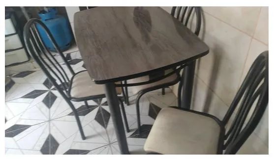Mesa c/ 4 cadeiras  de ferro estofadas  - Foto 4
